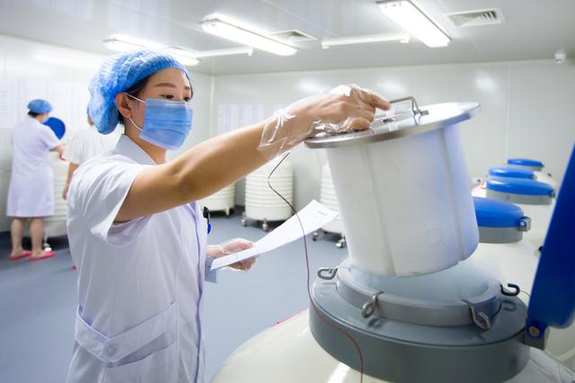 会鲤鱼吸水的女人